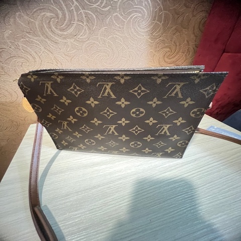 LV 洗漱包 26 (Toiletry Pouch 26)