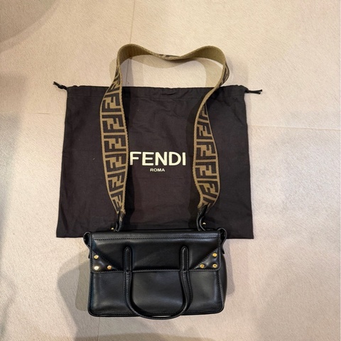 FENDI Flip Mini 黑色小牛皮肩背包 （含防塵袋，倫敦購入）