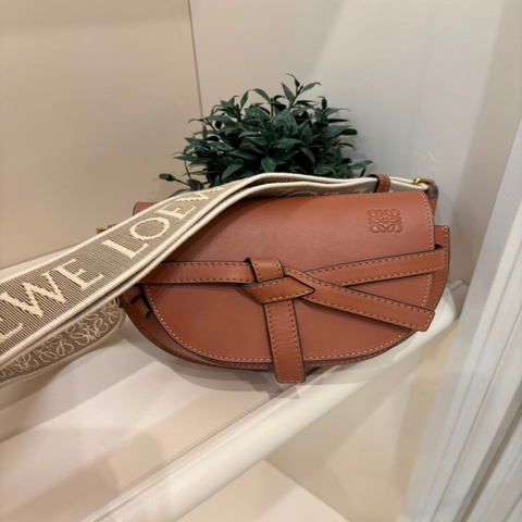 Loewe Mini Gate 手袋 tan