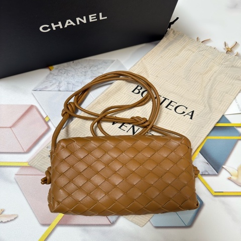 全新未使用品 葆蝶家/Bottega Veneta   LOOP 编织设计拉链开合 皮革 相机包收纳包 手拿单肩包 女款 驼色 羊皮革