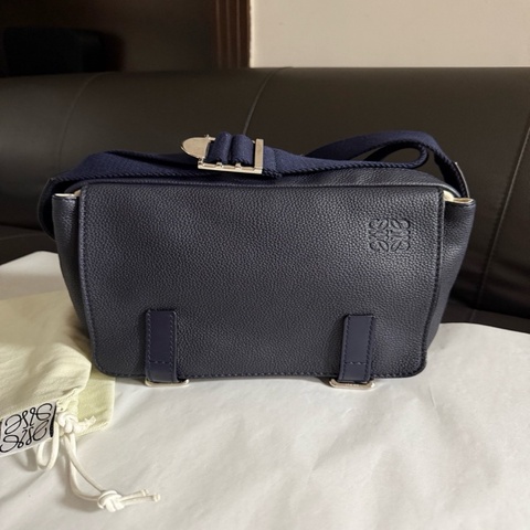 Loewe羅意威  深藍色斜挎包有塵袋尺寸：長23cm 寬9cm 高18cm