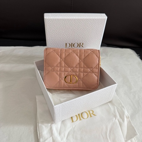 Dior迪奥新款迪奧粉色小牛皮藤格紋卡包小錢包零錢包 盒子塵袋 尺寸9×11cm。