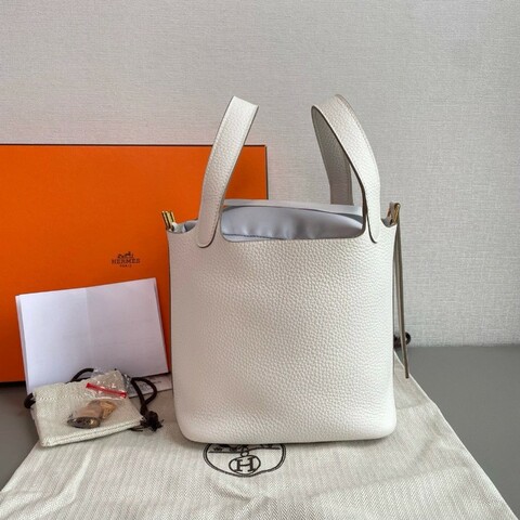 Hermes愛馬仕 Picotin菜籃子18 
奶灰白 
9899新 W刻
尺寸：18×18
附件：防塵袋 盒子 鑰匙鎖 購證
IMY
