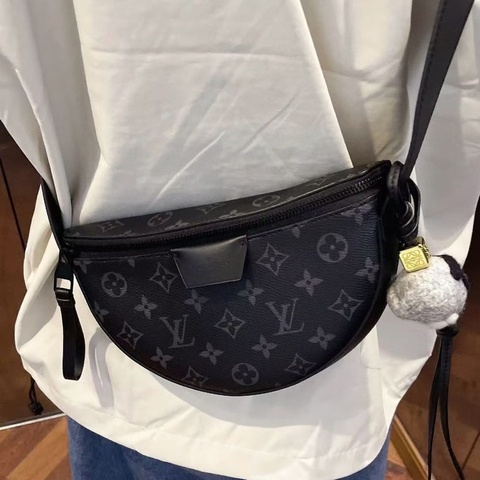 LV路易威登！芯片款Moon Crossbody黑色老花月牙包