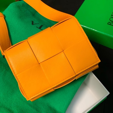 Bottega Veneta • Cassette 六格鮮橙橘斜背包
