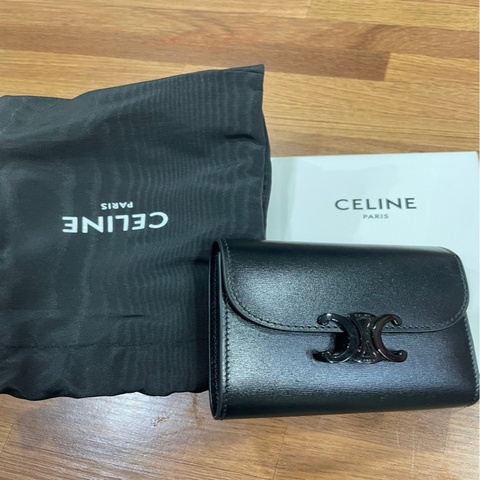 近全新Celine全黑短夾