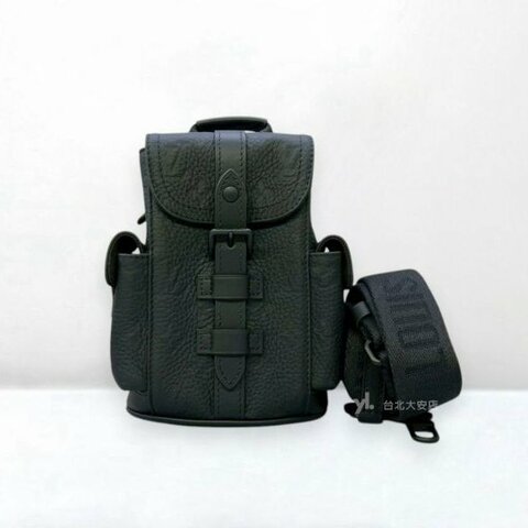 A13256-LV Nano Christopher 黑色牛皮壓紋雙側口袋斜背隨身包M83164
