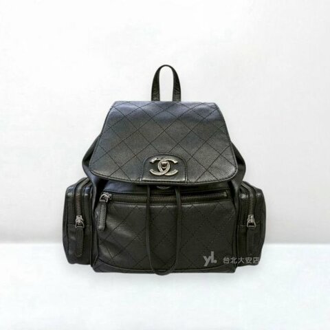 A13258-CHANEL 黑色牛皮復古銀釦抽繩翻蓋雙肩後背包A91430