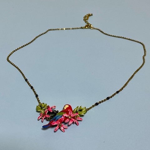 Les Néréides 金剛鸚鵡與洋紫荊項鍊