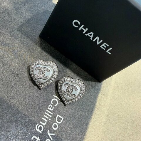 CHANEL 水鑽愛心銀色耳環