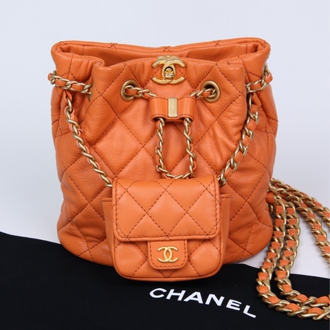 Chanel 23A达喀尔系列橘色牛皮书包扣子母双肩包
