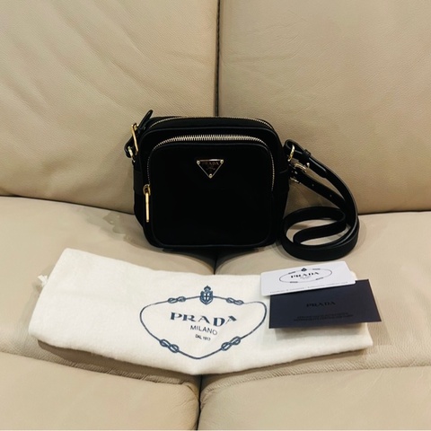 Prada 普拉達 經典黑色尼龍斜背包/黑金款/95新美品