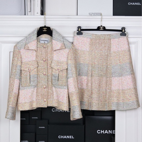 Chanel 24C秀款重工彩色亮片编织软呢上衣外套半裙套装