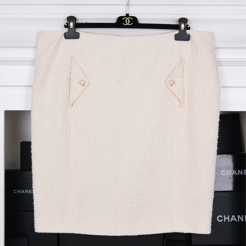 Chanel 12年秀款米色粗花呢珍珠扣两口袋半裙
