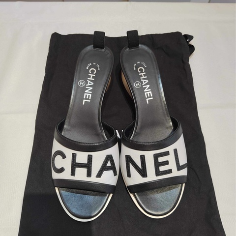 97新Chanel 香奈兒 黑白拼色字母拼皮水晶跟涼鞋，37.5碼
