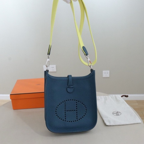 💙愛馬仕 Hermes Evelyne mini 斜挎包，湖藍色 銀扣 tc皮，