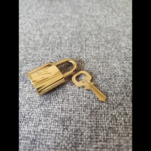 LV Louis Vuitton 鎖頭 鑰匙 鎖組 可當 墬子 掛飾 鑰匙圈 keychain 美品