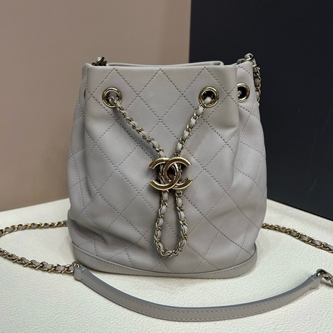 Chanel香奈兒 水泥灰淡金扣牛皮抽繩水桶包手提包斜挎包，