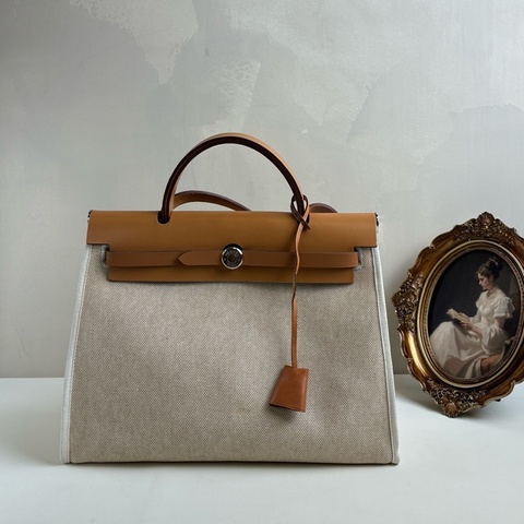 Hermes/愛馬仕 Herbag31 亞麻色 框Q刻 單肩包 98新成色 尺寸：31*23 帆布拼