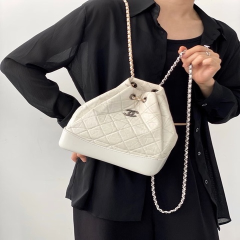 Chanel香奈兒 奶白色掌紋牛皮流浪雙肩包小書包 尺寸：23*10*22cm