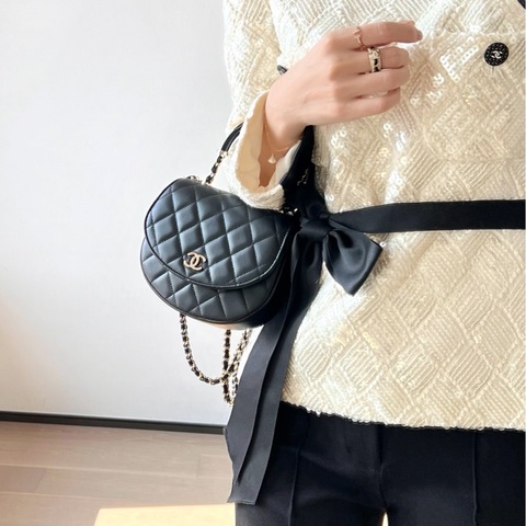 Chanel香奈兒🖤 25C亞克力手柄黑色羊皮金扣  小豬包 單肩斜挎包 99新 芯片款  尺寸：14x16x6.5 附件：24年小票 塵袋 盒子