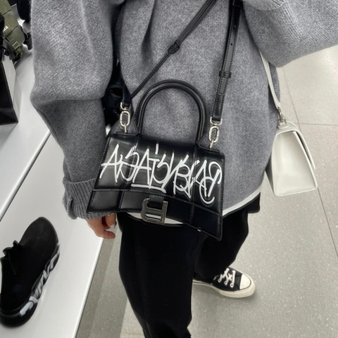 Balenciaga巴黎世家 Hourglass系列黑銀光面小牛皮塗鴉沙漏包XS碼 尺寸：19*8*13cm 肩帶可拆卸 長度可調節 有防塵袋