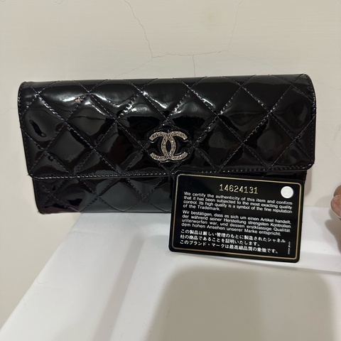 香奈兒亮面漆皮長夾