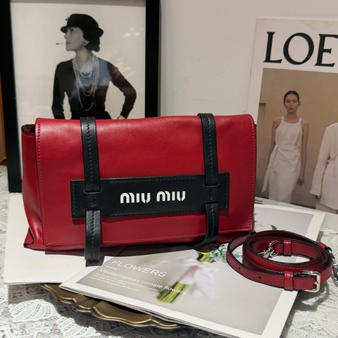 miumiu繆繆 黑紅配色全皮郵差包 小號27底長
