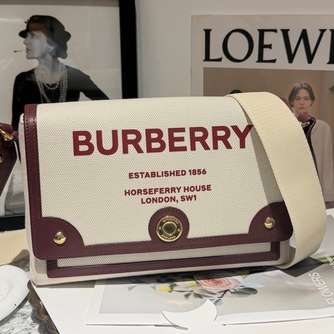 Burberry巴寶莉 新款學院風郵差包