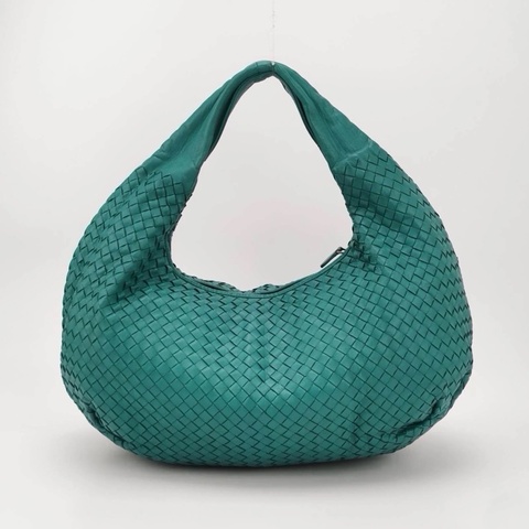 Bottega Veneta 的經典編織 Hobo 包，採用獨特的綠色羊皮製作