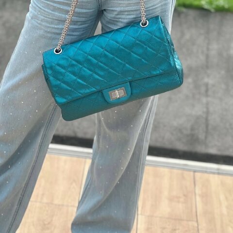 CHANEL 珠光孔雀藍  銀扣2.55中號肩背斜背鏈條包 28*17*9 98新配件盒子 塵袋 保卡
