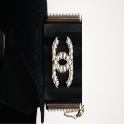 Chanel 12年黑白CC珍珠亚克力宽手镯