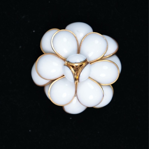 Chanel 白色琉璃立体山茶花胸针