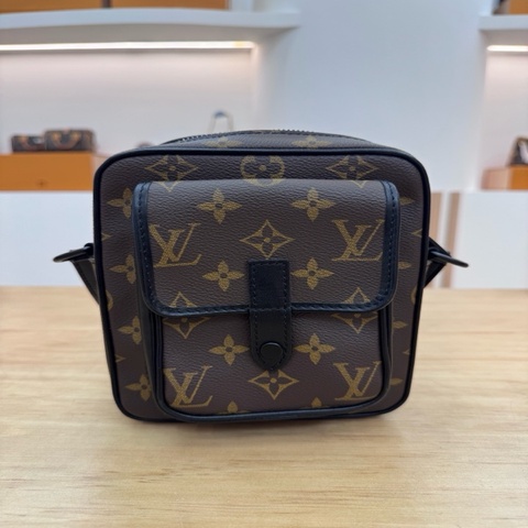 Christopher 迷你手袋取材路易威登標誌性 Monogram Macassar 材質和啞光金