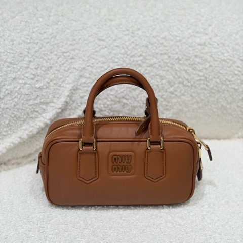 MIU MIU/繆繆 Arcadie系列 品牌徽標可調節可拆卸肩帶保齡球包單肩包手提包 斜挎包小號 乾邑色