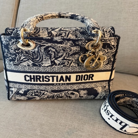 Dior 的「中碼 Lady D-Lite 藍色 Toile de Jouy Reverse 刺繡