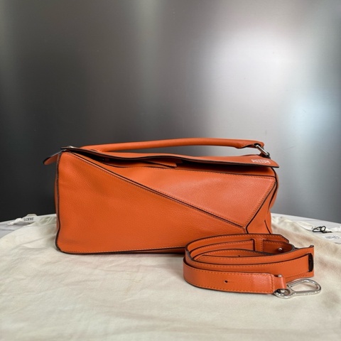 LOEWE羅意威，Puzzle中號橘色銀扣幾何線條包