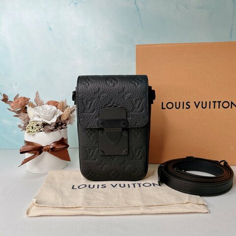 LV S-Lock牛皮壓紋手機包