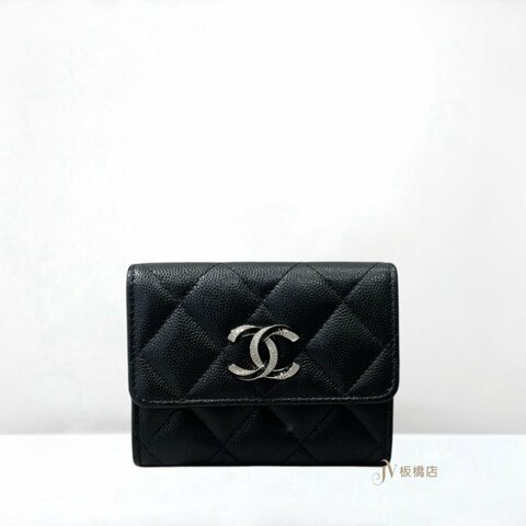 JY0381-CHANEL 黑色荔枝皮琺瑯拚鑽logo下蓋雙層卡包 AP3340