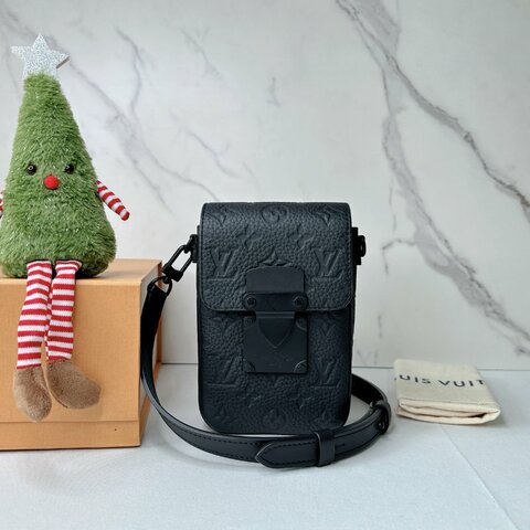 LV S-Lock粒面牛皮手機包