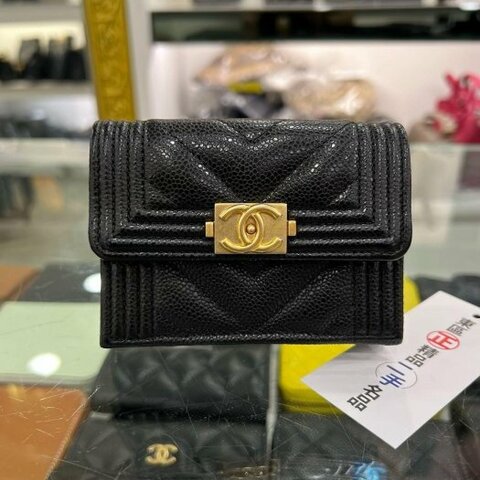 東區正精品㊣CHANEL BOY 香奈兒黑色荔枝牛皮前後金釦迷你三折釦子短夾 RZ6507