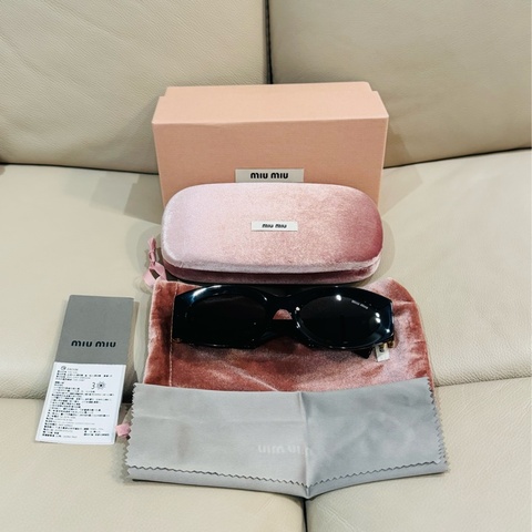 MIU MIU 經典黑色貓眼墨鏡/黑金款/型號：smu11w/全新閒置美品