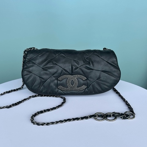 Chanel香奈兒黑色褶皺珠光牛皮雲朵包，底長26釐米
