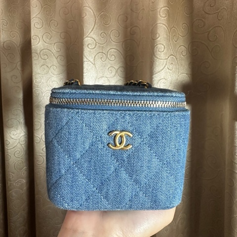 Chanel 牛仔金球小方盒  31開、卡標存