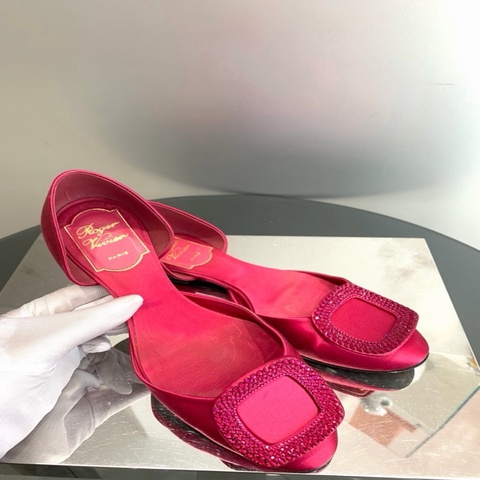 Roger Vivier 玫红缎面钻扣单鞋