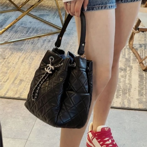 CHANEL 黑銀抽繩手提單肩水桶包 20*20*12 9新 配件塵袋保卡