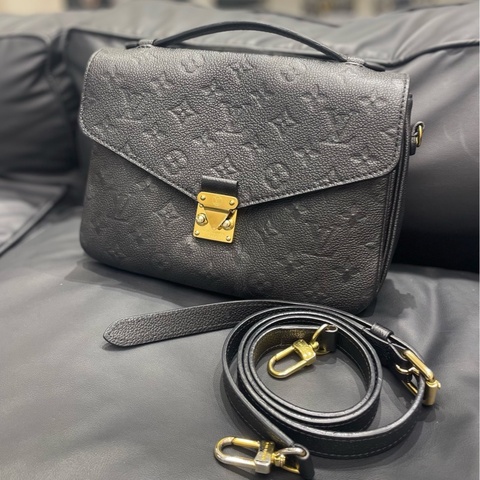 路易威登/Louis Vuitton  全皮黑壓紋郵差包 芯片款