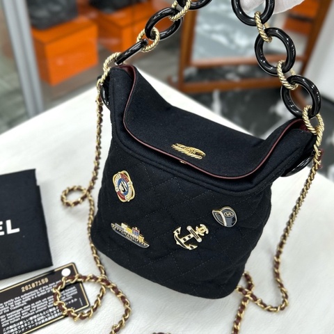 Chanel 香奈兒 漢堡系列 黑色毛呢拼皮徽章水桶包，鐳射26開 附件 卡 塵袋
