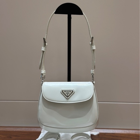 Prada/普拉達 新款mini cleo 翻蓋 小號 腋下包 box皮白色 銀扣