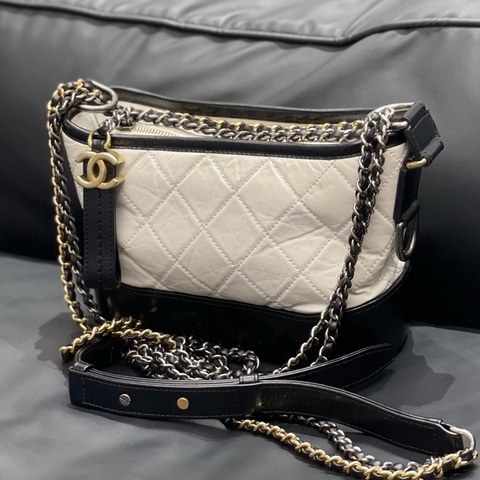 CHANEL/香奈兒 Gabrielle 小號牛皮黑白拼色流浪包